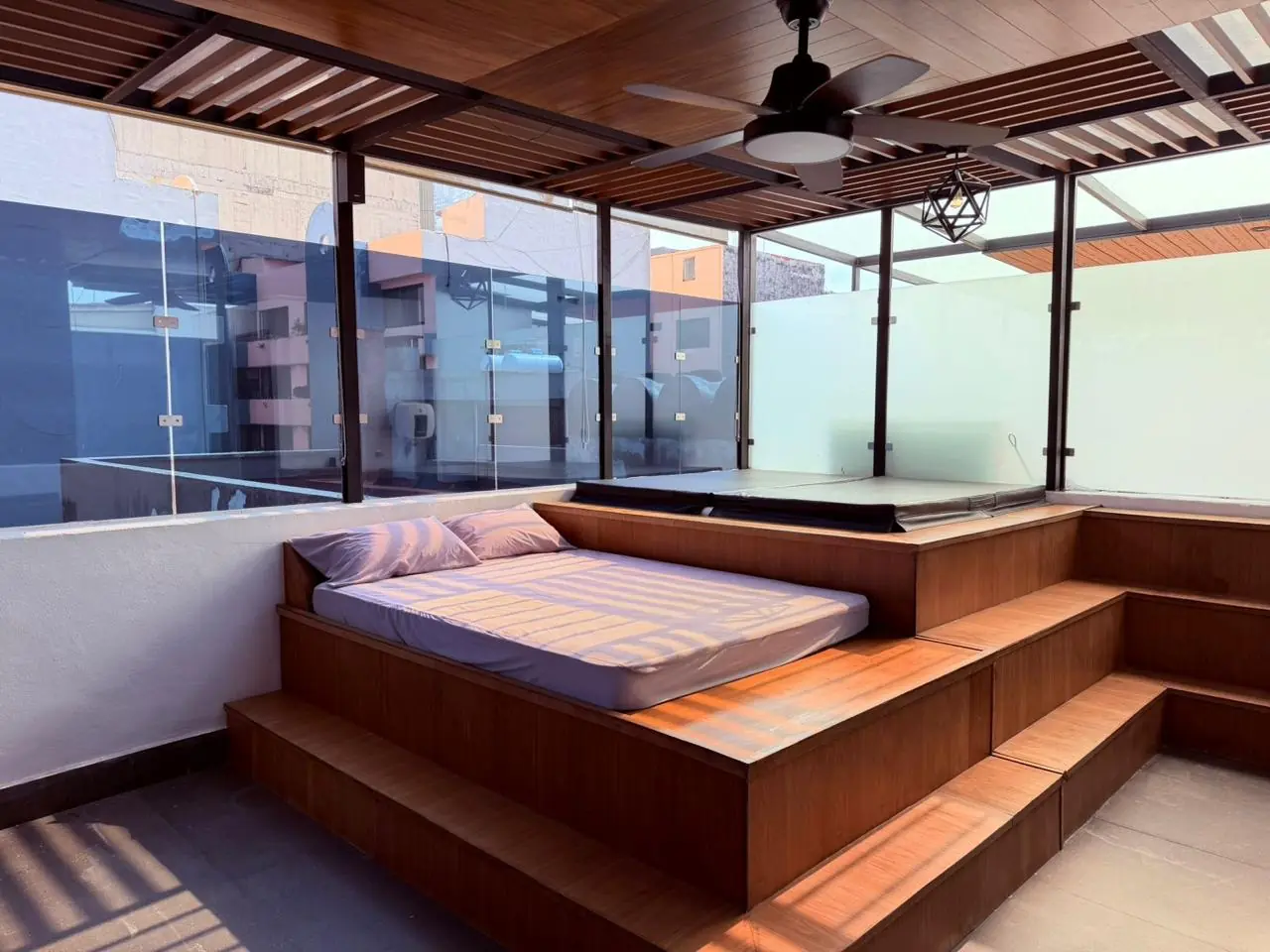 Jacuzzi y lounge del roof garden privado en Colonia Del Valle