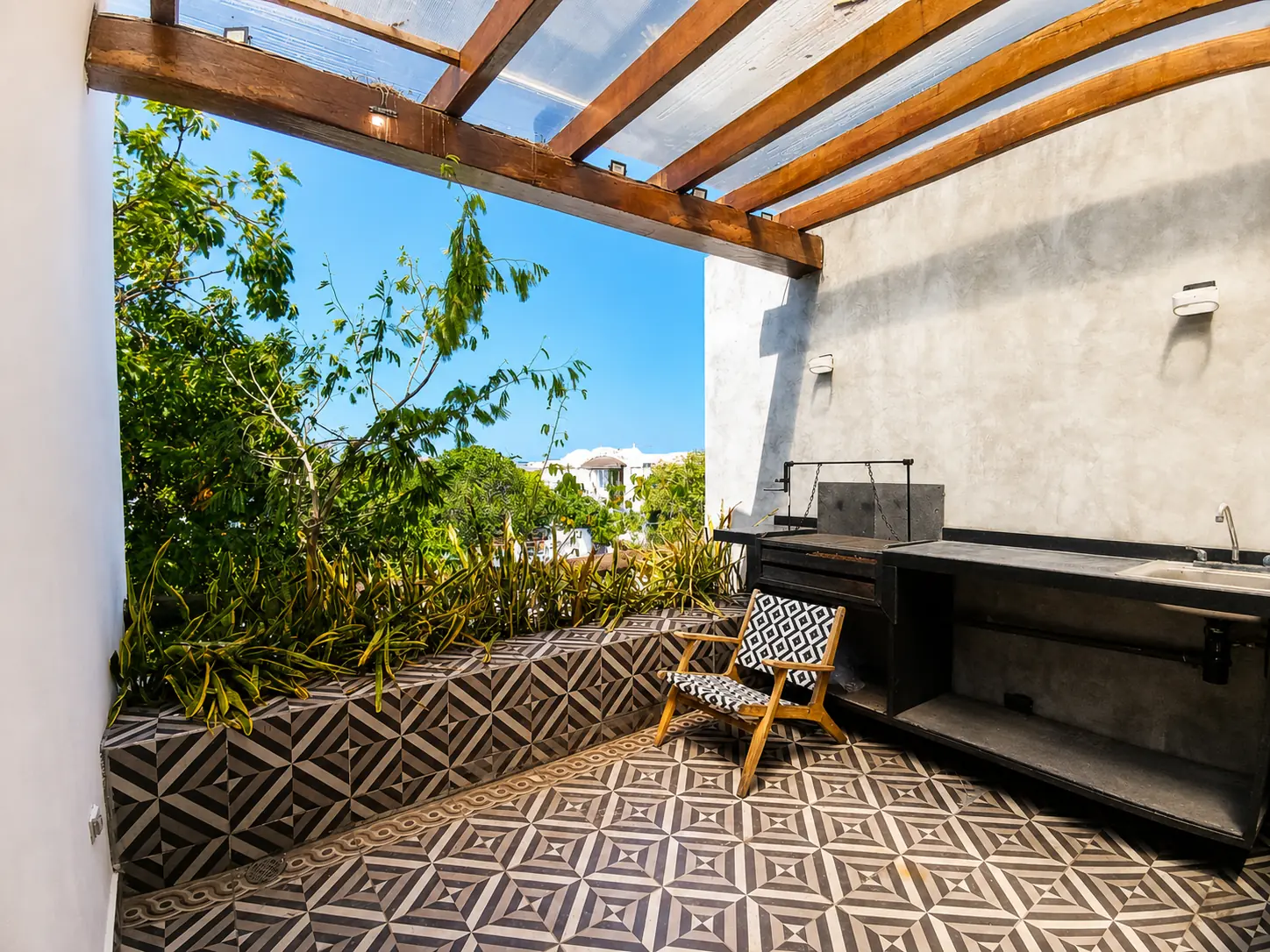 Terraza privada con pérgola del loft en Playa del Carmen