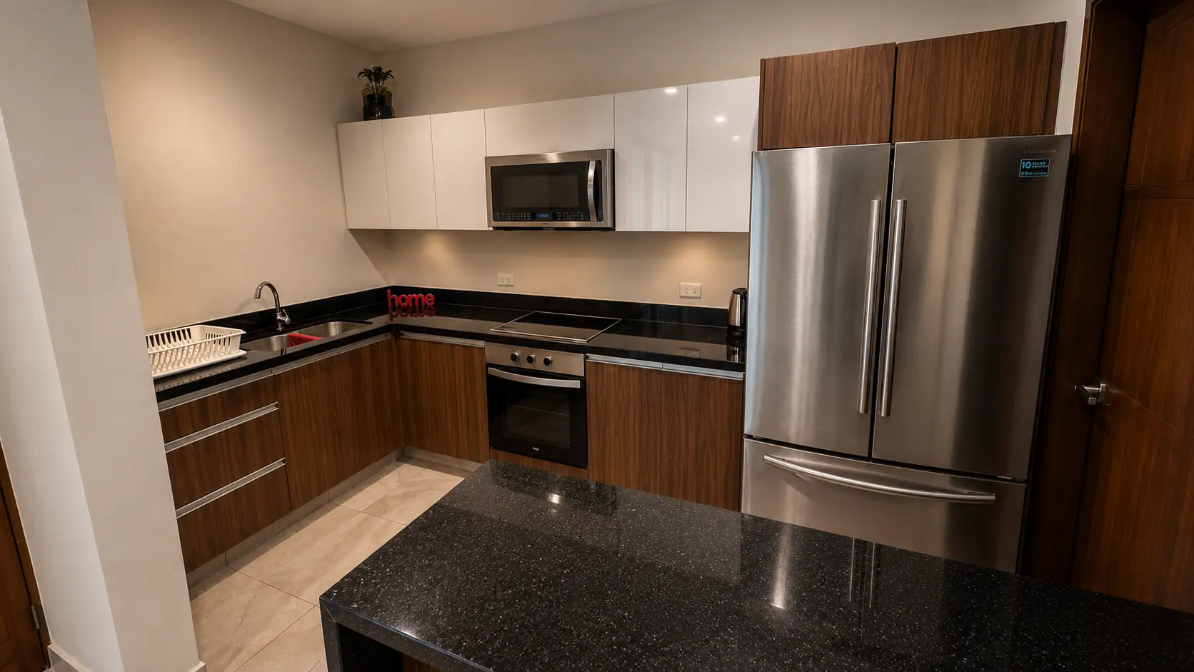 Cocina integral con barra y electrodomésticos de acero inoxidable