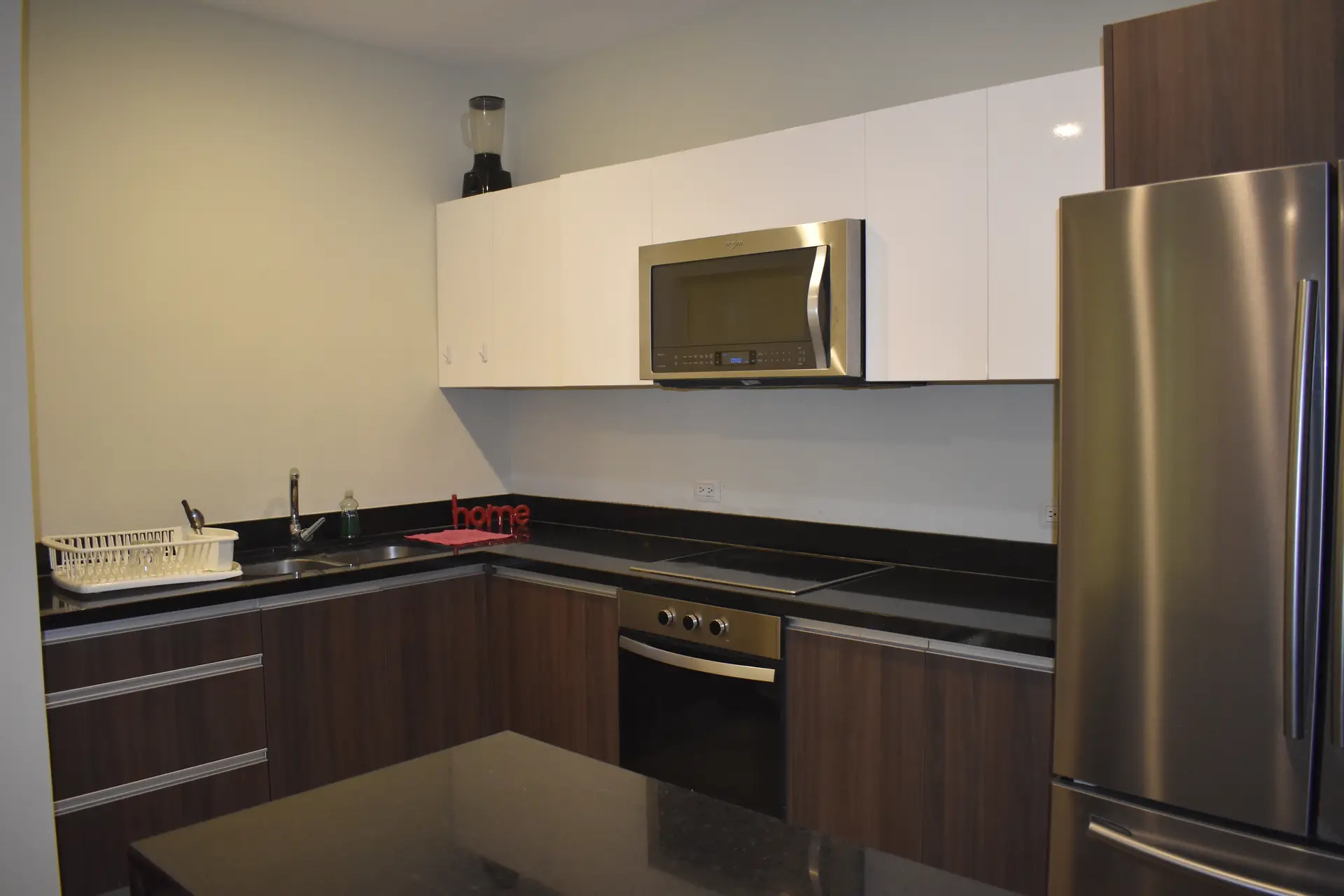 Cocina integral con refrigerador French Door