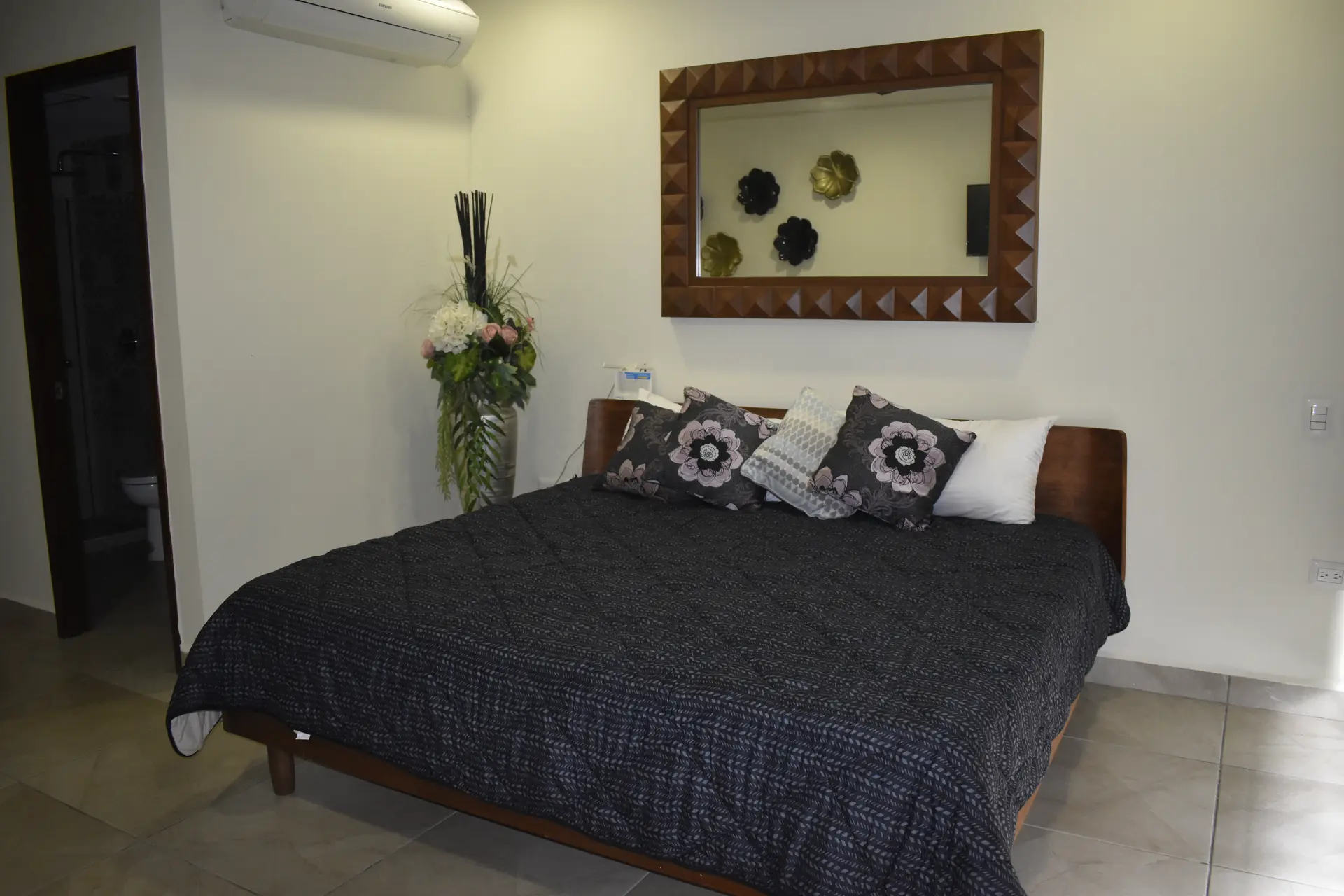 Recámara amueblada con cama y decoración incluida